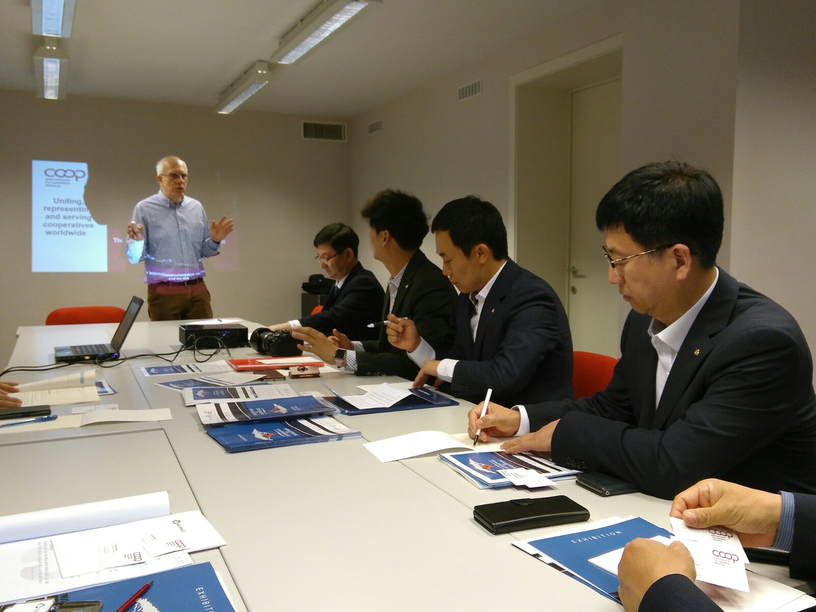 Korean cooperative leaders at the Cooperative House in Brussels