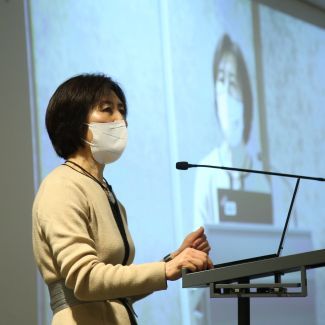 Wenyan Yang speaking at the meeting